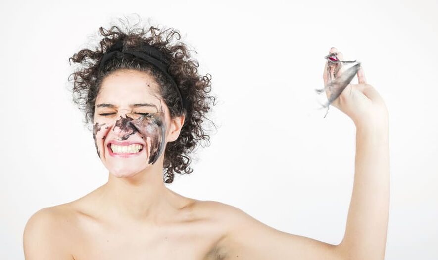 یک زن درمان جوان سازی پوست صورت را انجام می دهد