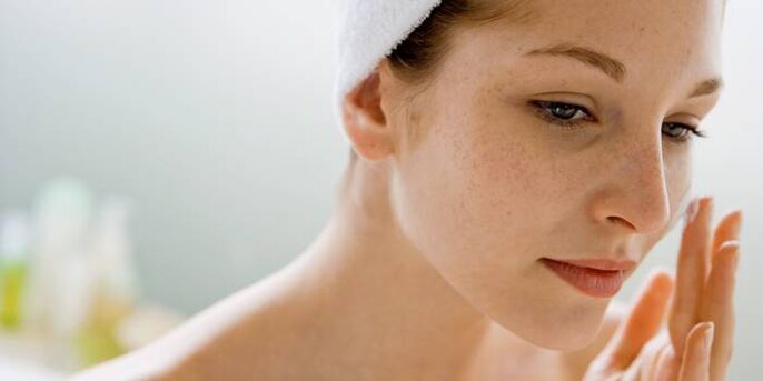 استفاده منظم از روغن های ضروری برای مرطوب کردن پوست صورت
